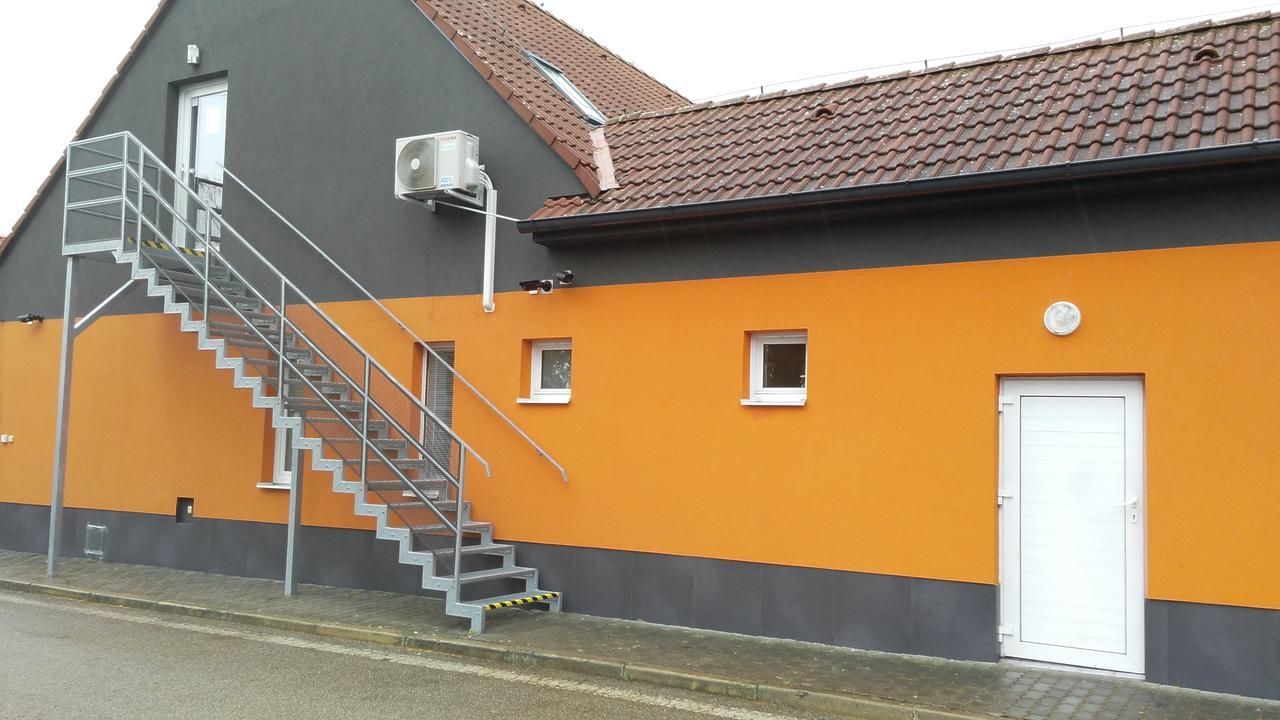 Bed & Parking Eurobit Bed & Breakfast Hrusky  Luaran gambar